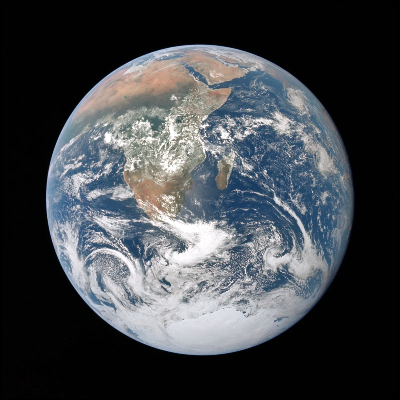 Die vollständig beleuchtete Erde mit Afrika, der Arabischen Halbinsel, Madagaskar und der Antarktis vor schwarzem Weltraum