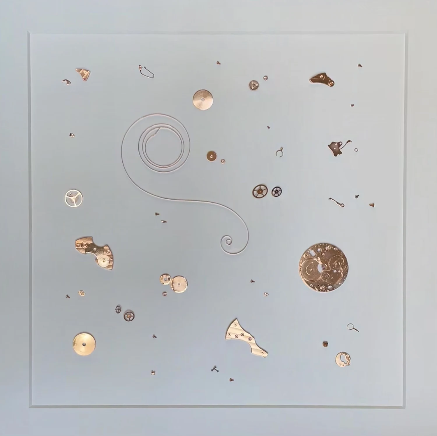 Quadratisches Kunstwerk aus Uhrenteilen mit geschwungener Linie