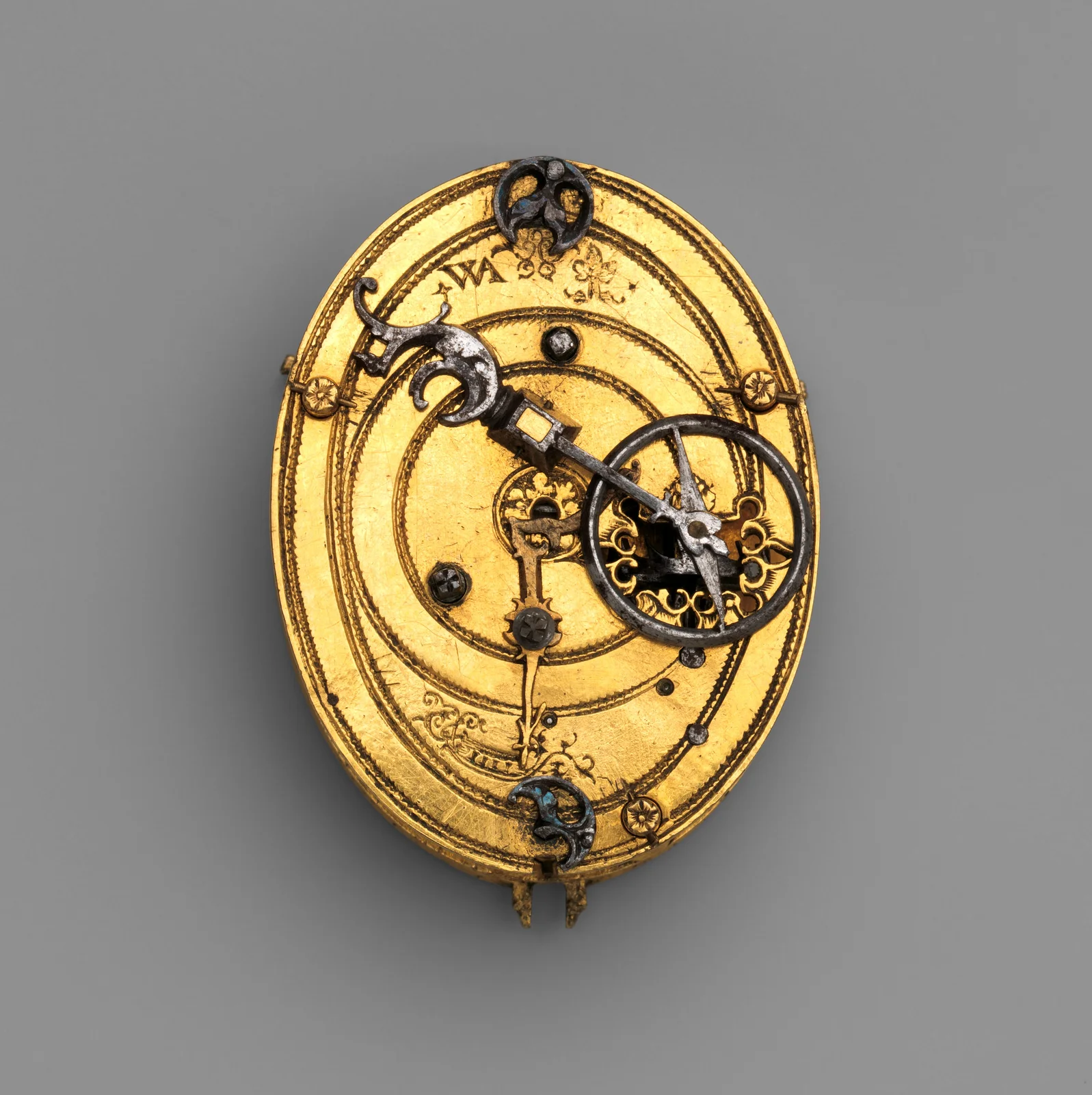 Open gilded movement of an oval watch from 1571, showing the balance, steel parts, screws and traces of use