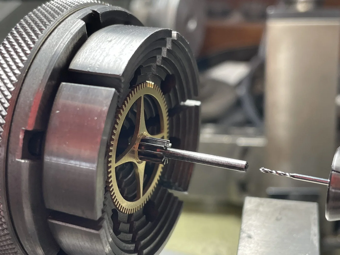 Restaurierte Uhrenteile und Werkstattarbeit