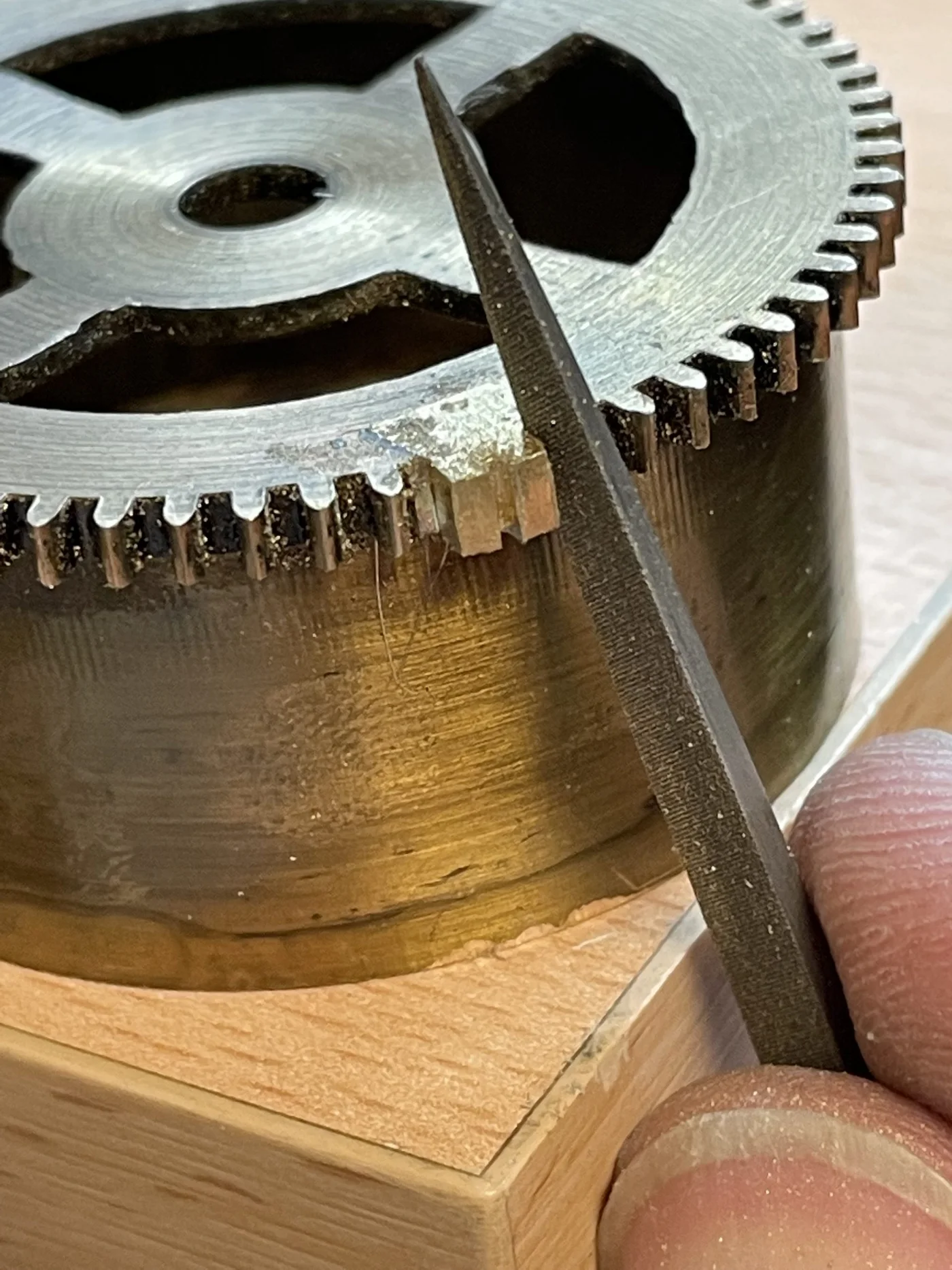 Detail einer Uhrwerk-Restaurierung